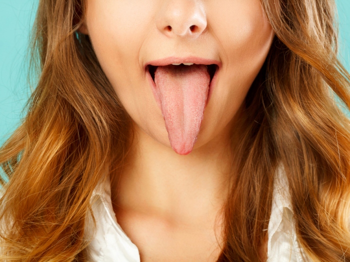 舌を出している女性