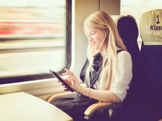 女性が電車内でスマホを操作している画像