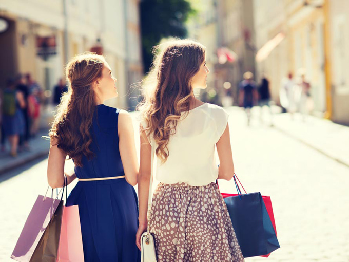 ショッピングを楽しむ女性
