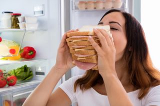 食べても食べても満足できないときに。食べ過ぎをリセットするツボ５選【鍼灸師が教えるお悩みケア】