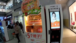 自販機で補給するビタミンＣ！搾りたてのオレンジジュースが中国では大人気