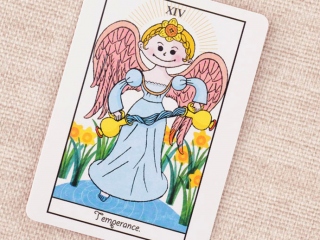 羽の生えた女性の絵柄のカード