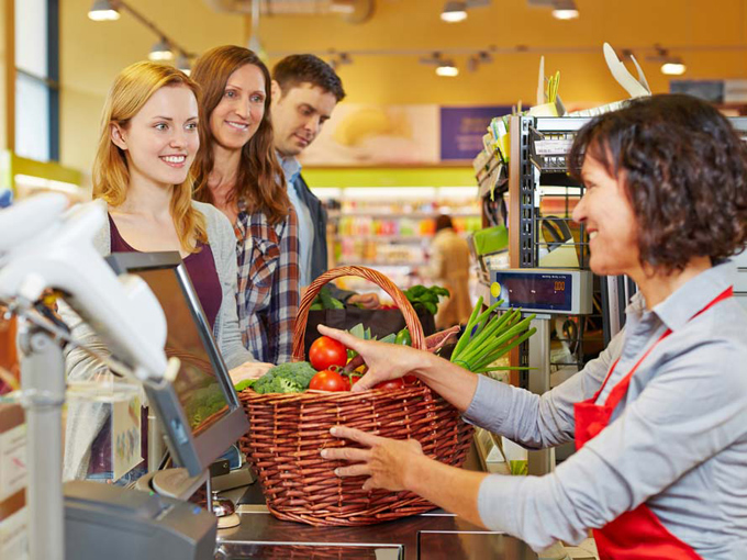 スーパーのレジに並ぶ女性