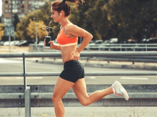 女性ランナーが走っている画像