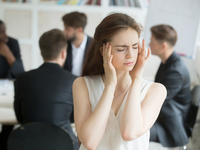 職場で頭痛に悩む女性