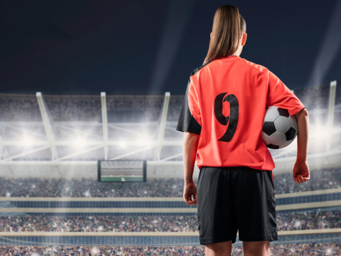 スタジアムに立った女性サッカー選手の画像