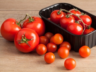 トマト数種類が並んでいる