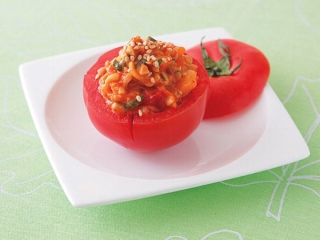 キムチ納豆のトマト詰めの完成イメージ