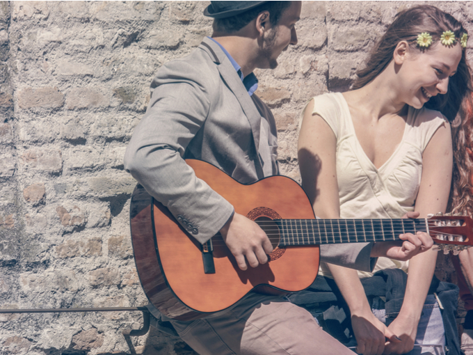 ギターを弾く男性と女性の写真