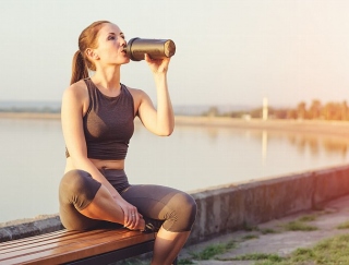 夏の水分補給に効果的なのは「緑茶」と「むぎ茶」どっち？