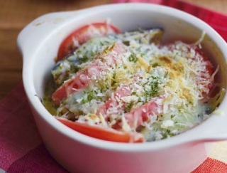 簡単おつまみレシピ！トマトとオイルサーディンのチーズ焼き