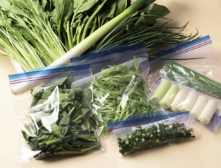 ［常備野菜の冷凍保存］ほうれん草やネギなど、生で冷凍するコツ