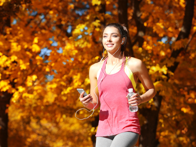 ジョギングしている女性の画像