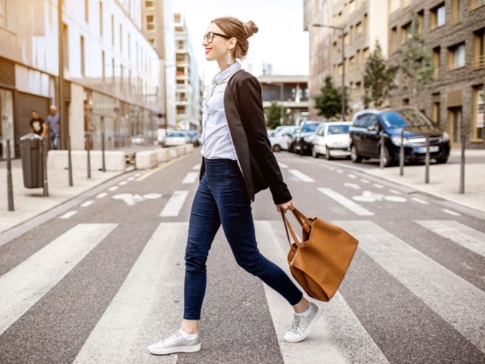 道路を歩いている女性の画像　