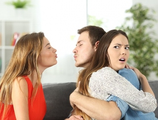 ダメだとわかっていても諦め切れない！友だちの彼を奪うおまじない