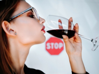 女性がグラスワインを飲んでいる画像