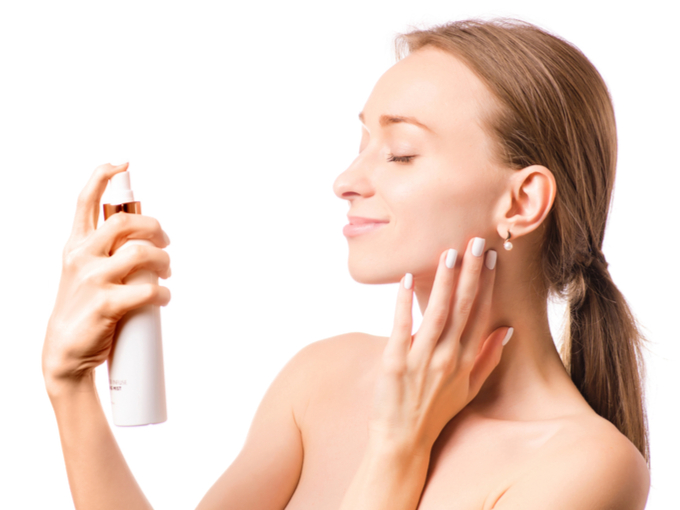 化粧水をふきかける女性