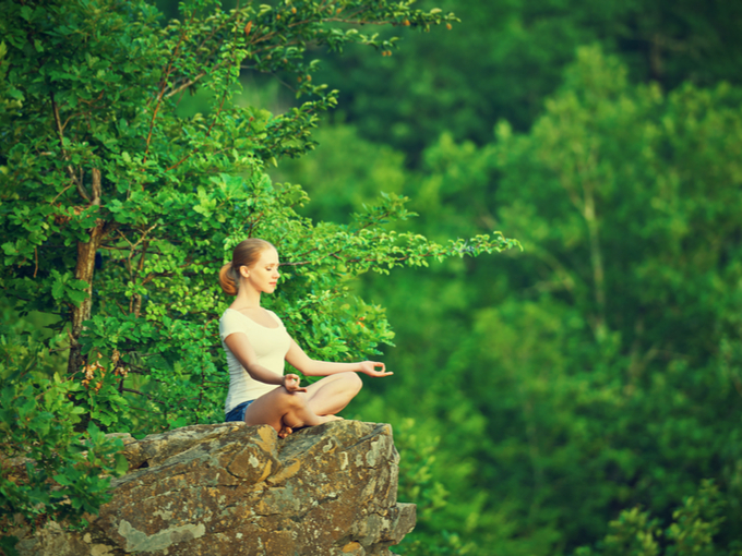森の中で瞑想している女性の画像