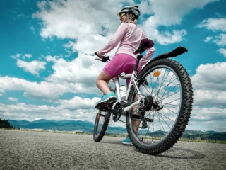 サイクリングしている女性の画像　