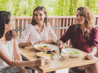 テラスで食事をしている女性３人