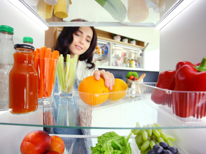冷蔵庫の中を確認する女性　