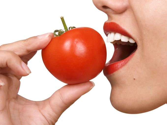 トマトを食べようとしている口元アップ画像