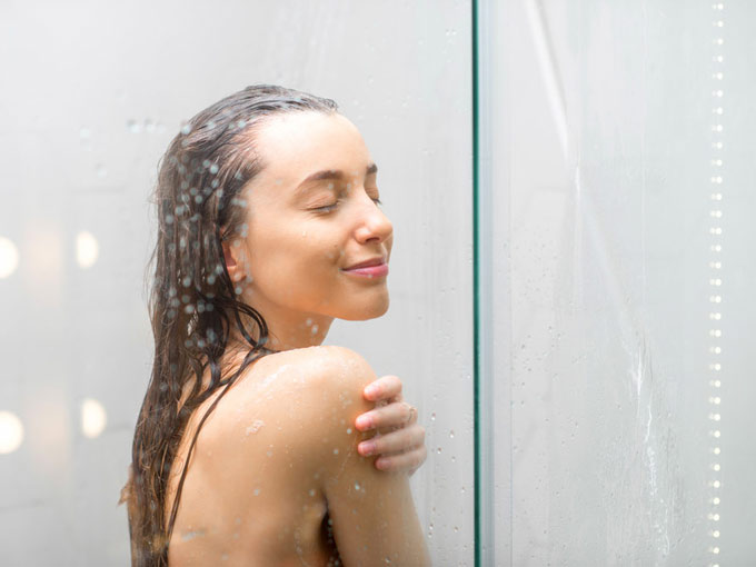 シャワーのを浴びている女性の画像