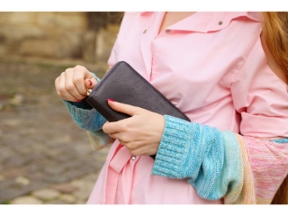 長財布を持っている女性の手元画像