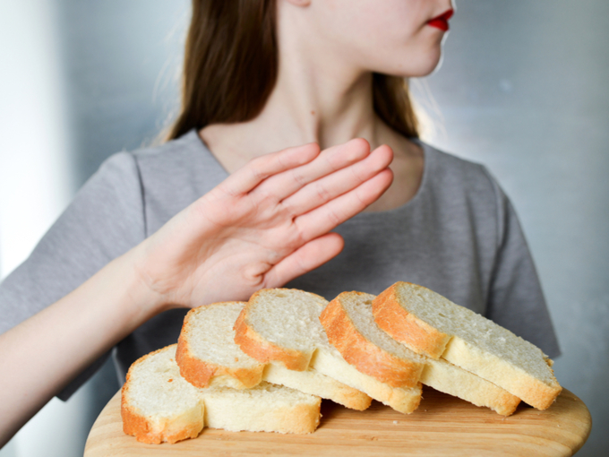 パンを拒否している女性の画像　