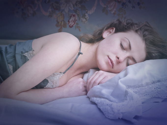 眠っている女性の画像