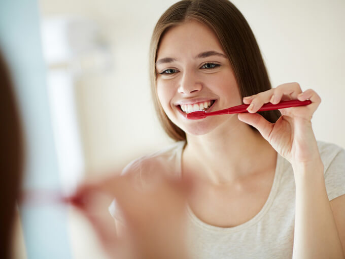 歯磨きしている女性の画像
