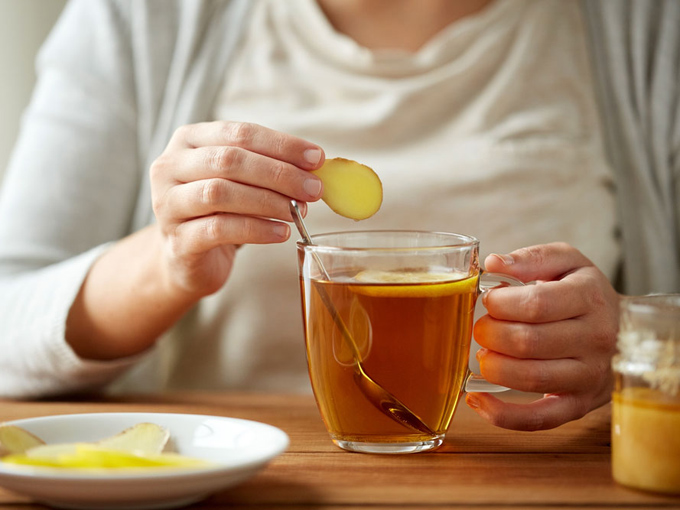 紅茶に刻んだ生姜しょうがを入れている手元の画像