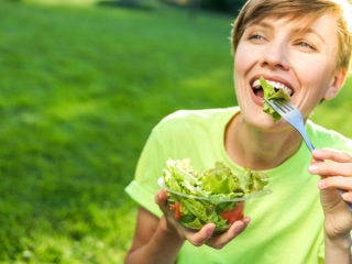 野菜をたっぷり食べる女性