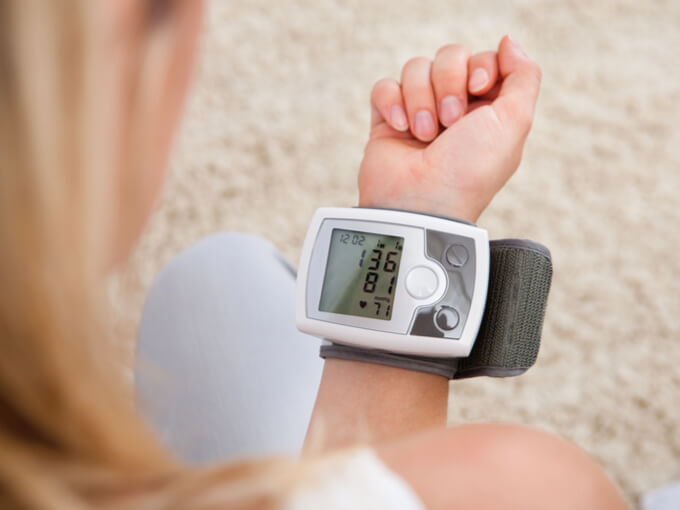 血圧を測ってる画像
