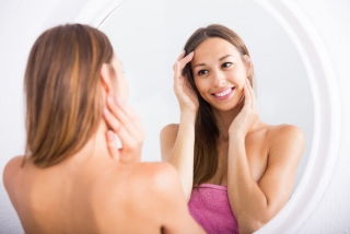 鏡を見ている女性の画像
