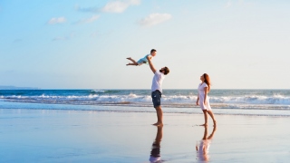 家族で海岸で遊んでいる画像