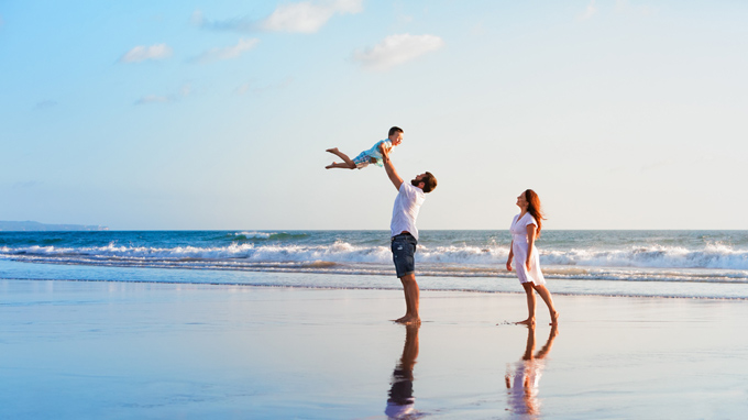 家族で海岸で遊んでいる画像