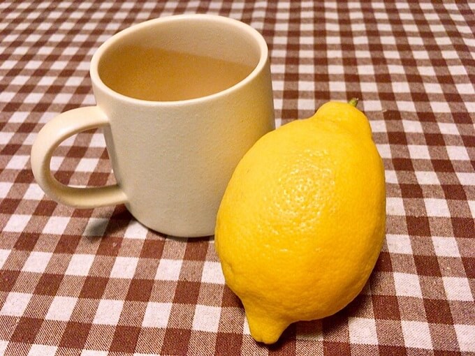 マグカップとレモン