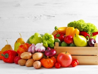 野菜とフルーツと木箱の写真