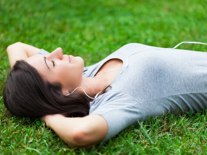 草の上で寝る女性