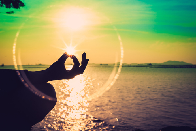 瞑想の際の手に光の輪