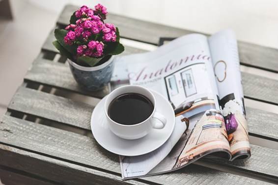 デーブルの上のコーヒーと雑誌