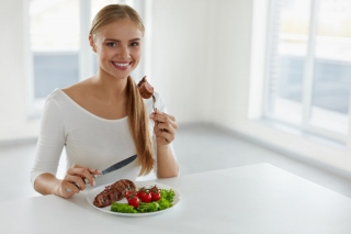 食事をする女性の画像