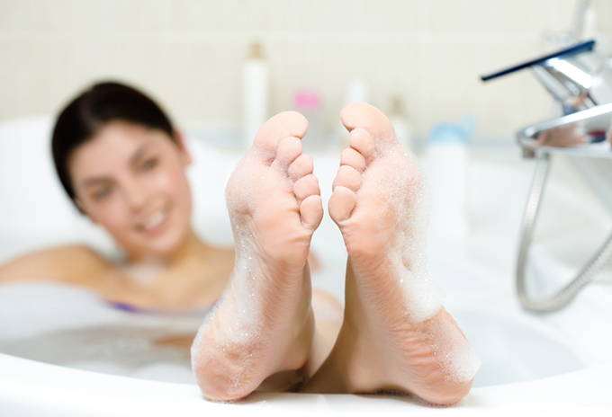 入浴している女性の足裏