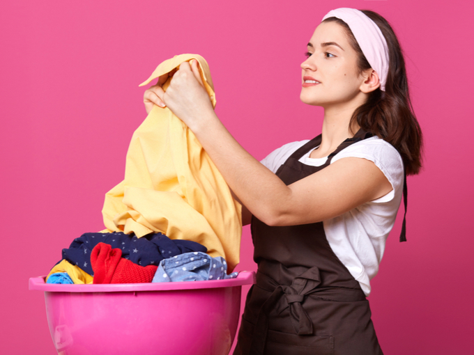洗濯物を持っている女性の画像
