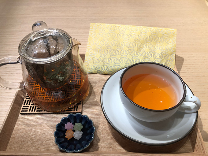 神田明神のカフェで提供されているクロモジ茶