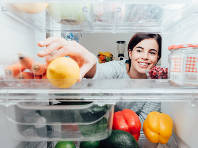 冷蔵庫から食材を取り出す女性の画像　