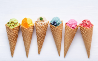 カラフルなアイスクリームが並んでいる画像