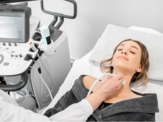 甲状腺の超音波検査を受ける女性