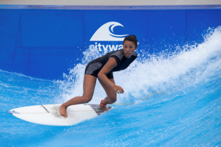 女性がサーフィンをしている写真